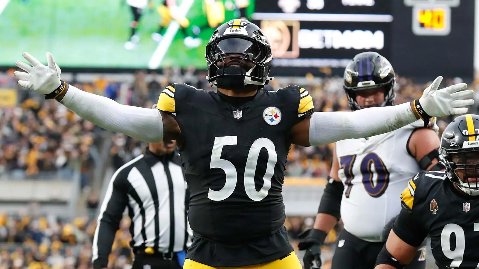Nov 17, 2024; Pittsburgh, Pennsylvania, USA; Pittsburgh Steelers linebacker Elandon Roberts (50) reacts after stopping the Baltimore Ravens on a two point conve…