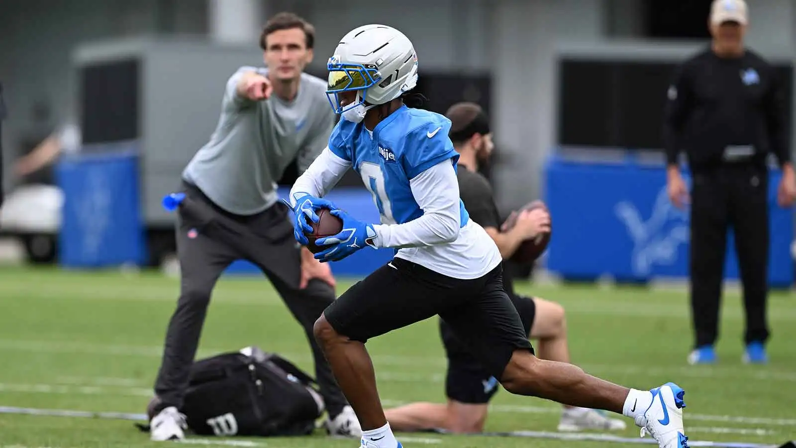 Detroit Lions running back Jahmyr Gibbs (0) runs the ball during the Detroit Lions veteran’s minicamp at the Allen Park Training Facility. Mandatory Credit: Lon…