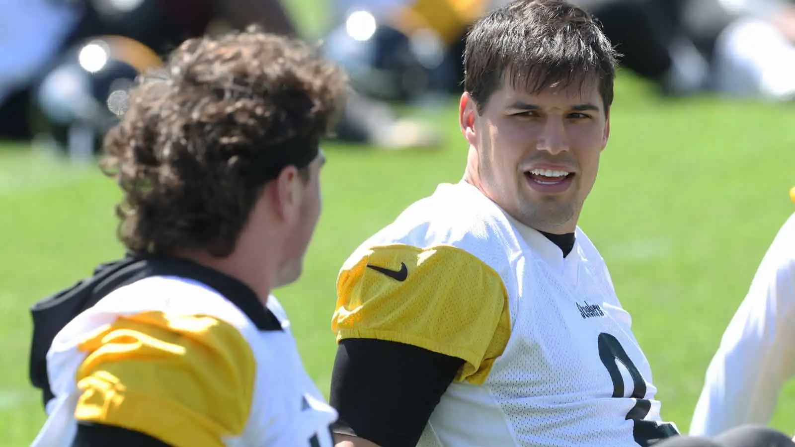 May 28, 2026; Pittsburgh, PA, USA; Pittsburgh Steelers quarterback Mason Rudolph (right) participates in OTA drills at the UPMC Rooney Sports Complex. Mandatory…