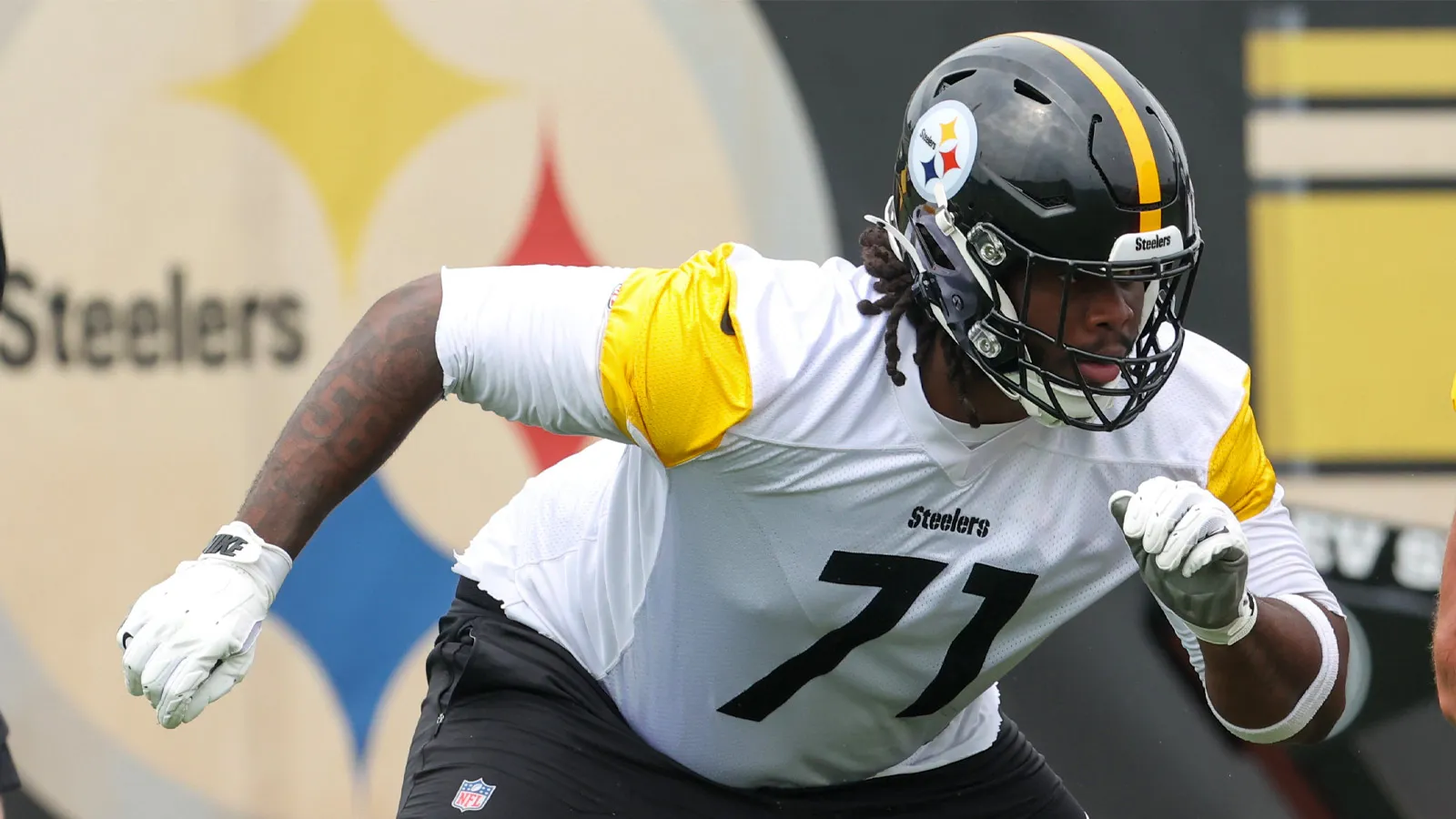 Jun 9, 2026; Pittsburgh, PA, USA; Pittsburgh Steelers offensive tackle Max Iheanachor (71) participates in drills during Minicamp at UPMC Rooney Sports Complex.…